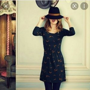 Boden brown bird tunic in navy. Size 4R. Good used condition.